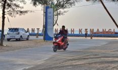 Libur Akhir Pekan, Emak-Emak Fatayat Semarang Serbu Pantai Indah Kemangi Kendal
