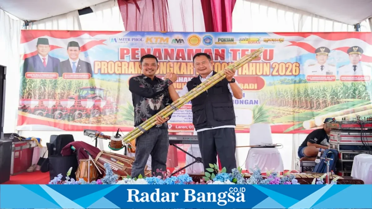 Bupati Lamongan Yuhronur Efendi saat penanaman perdana Program Bongkar Ratoon Tahun 2026 di Desa Gampangsejati, Kecamatan Laren, Kamis (1/10/2026). (Dok. Ho/RadarBangsa.co.id)