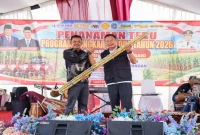 Bupati Lamongan Yuhronur Efendi saat penanaman perdana Program Bongkar Ratoon Tahun 2026 di Desa Gampangsejati, Kecamatan Laren, Kamis (1/10/2026). (Dok. Ho/RadarBangsa.co.id)