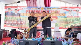 Bupati Lamongan Yuhronur Efendi saat penanaman perdana Program Bongkar Ratoon Tahun 2026 di Desa Gampangsejati, Kecamatan Laren, Kamis (1/10/2026). (Dok. Ho/RadarBangsa.co.id)