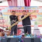 Bupati Lamongan Yuhronur Efendi saat penanaman perdana Program Bongkar Ratoon Tahun 2026 di Desa Gampangsejati, Kecamatan Laren, Kamis (1/10/2026). (Dok. Ho/RadarBangsa.co.id)