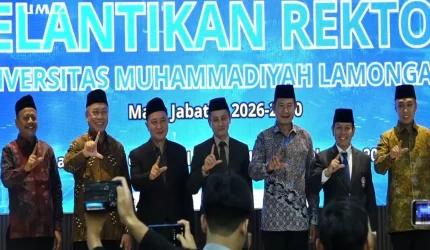 Prof. Abdul Aziz Alimul Hidayat saat pelantikan sebagai Rektor Universitas Muhammadiyah Lamongan periode 2026–2030 di Lamongan.