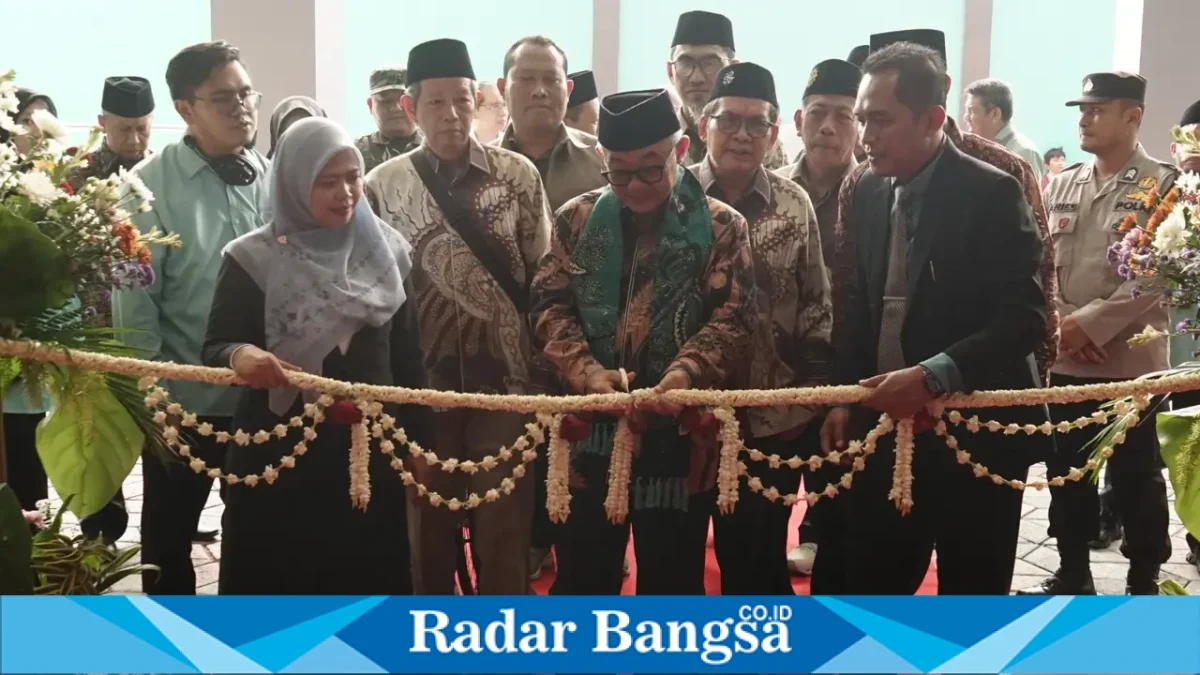 Mendikdasmen Abdul Mu’ti bersama sejumlah undangan melakukan prosesi pemotongan rangkaian bunga saat peresmian gedung baru SD Muhammadiyah/Mumtaz 1–2 Taman, Kabupaten Sidoarjo, Senin (12/10/2026). (Dok. RadarBangsa.co.id)