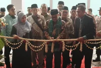 Mendikdasmen Abdul Mu’ti bersama sejumlah undangan melakukan prosesi pemotongan rangkaian bunga saat peresmian gedung baru SD Muhammadiyah/Mumtaz 1–2 Taman, Kabupaten Sidoarjo, Senin (12/10/2026). (Dok. RadarBangsa.co.id)