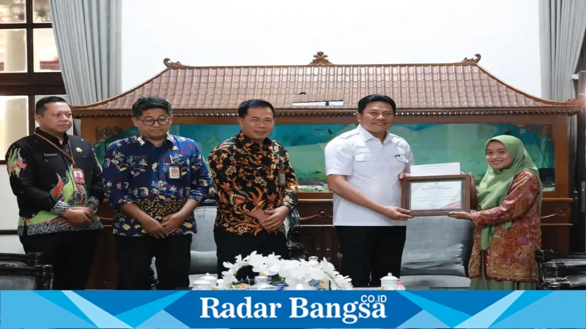 Bupati Sidoarjo Subandi saat penyerahan Penghargaan Sekolah Adiwiyata Kabupaten Sidoarjo Tahun 2026 di Ruang Transit Pendopo Delta Wibawa, Jumat (16/10/2026). (Dok. Ho/RadarBangsa.co.id)