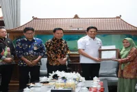 Bupati Sidoarjo Subandi saat penyerahan Penghargaan Sekolah Adiwiyata Kabupaten Sidoarjo Tahun 2026 di Ruang Transit Pendopo Delta Wibawa, Jumat (16/10/2026). (Dok. Ho/RadarBangsa.co.id)