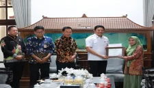 Bupati Sidoarjo Subandi saat penyerahan Penghargaan Sekolah Adiwiyata Kabupaten Sidoarjo Tahun 2026 di Ruang Transit Pendopo Delta Wibawa, Jumat (16/10/2026). (Dok. Ho/RadarBangsa.co.id)