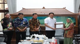 Bupati Sidoarjo Subandi saat penyerahan Penghargaan Sekolah Adiwiyata Kabupaten Sidoarjo Tahun 2026 di Ruang Transit Pendopo Delta Wibawa, Jumat (16/10/2026). (Dok. Ho/RadarBangsa.co.id)