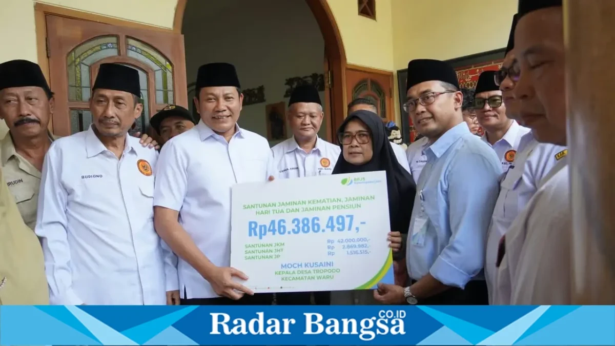Penyerahan santunan  olej Bupati Sidoarjo ke rumah duka, (Dok Foto Ho/RadarBangsa.co.id)