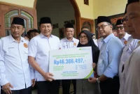 Penyerahan santunan  olej Bupati Sidoarjo ke rumah duka, (Dok Foto Ho/RadarBangsa.co.id)