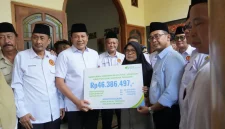 Penyerahan santunan  olej Bupati Sidoarjo ke rumah duka, (Dok Foto Ho/RadarBangsa.co.id)