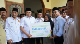 Penyerahan santunan  olej Bupati Sidoarjo ke rumah duka, (Dok Foto Ho/RadarBangsa.co.id)