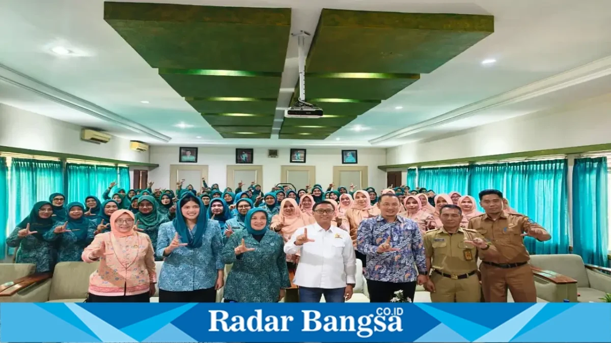 Ahmad Labib menyampaikan materi Sosialisasi Empat Pilar MPR RI bersama TP PKK Kabupaten Lamongan di Kantor TP PKK Kabupaten Lamongan, Selasa (13/10/2026). (Dok. Ho/RadarBangsa.co.id)