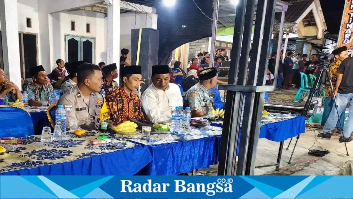 Bhabinkamtibmas Desa Dukuhagung Aipda Muhtadi saat mengawal kegiatan wayang kulit dalam rangka sedekah bumi di Dusun Tinaro, Desa Dukuhagung, Sabtu (3/10/2026) malam. (Dok. Ho/RadarBangsa.co.id)