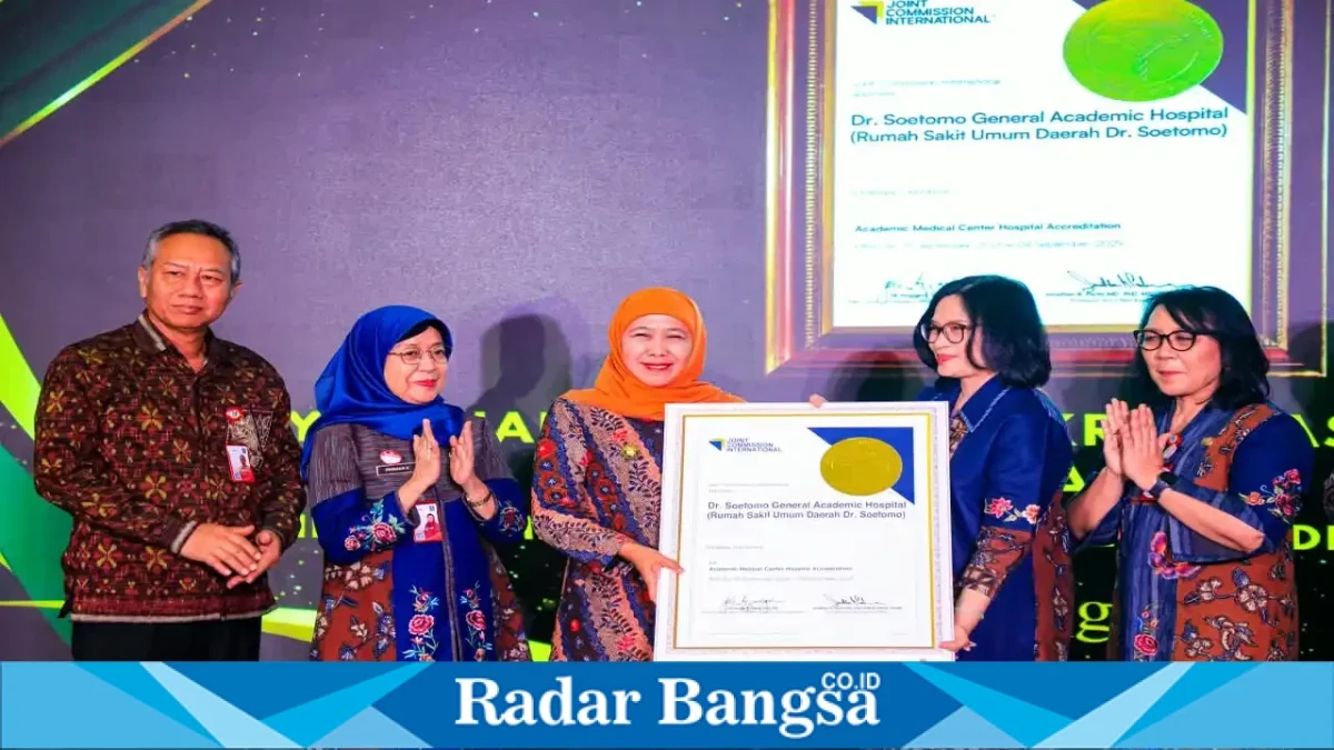 Gubernur Jawa Timur Khofifah Indar Parawansa saat menyerahkan penghargaan pada puncak peringatan HUT ke-88 RSUD Dr. Soetomo di Surabaya, Kamis (29/10/2026). (Dok. Ho/RadarBangsa.co.id)