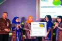 Gubernur Jawa Timur Khofifah Indar Parawansa saat menyerahkan penghargaan pada puncak peringatan HUT ke-88 RSUD Dr. Soetomo di Surabaya, Kamis (29/10/2026). (Dok. Ho/RadarBangsa.co.id)