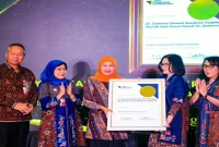 Gubernur Jawa Timur Khofifah Indar Parawansa saat menyerahkan penghargaan pada puncak peringatan HUT ke-88 RSUD Dr. Soetomo di Surabaya, Kamis (29/10/2026). (Dok. Ho/RadarBangsa.co.id)