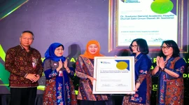 Gubernur Jawa Timur Khofifah Indar Parawansa saat menyerahkan penghargaan pada puncak peringatan HUT ke-88 RSUD Dr. Soetomo di Surabaya, Kamis (29/10/2026). (Dok. Ho/RadarBangsa.co.id)