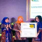 Gubernur Jawa Timur Khofifah Indar Parawansa saat menyerahkan penghargaan pada puncak peringatan HUT ke-88 RSUD Dr. Soetomo di Surabaya, Kamis (29/10/2026). (Dok. Ho/RadarBangsa.co.id)