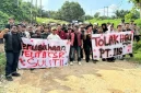 Aktivis Nusantara Tunas Bangsa menyampaikan tuntutan dalam aksi demonstrasi terhadap PT IIS Eko II di Kabupaten Pelalawan, Riau. (Dok. Foto Ho/RadarBangsa.co.id)