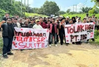Aktivis Nusantara Tunas Bangsa menyampaikan tuntutan dalam aksi demonstrasi terhadap PT IIS Eko II di Kabupaten Pelalawan, Riau. (Dok. Foto Ho/RadarBangsa.co.id)