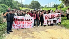 Aktivis Nusantara Tunas Bangsa menyampaikan tuntutan dalam aksi demonstrasi terhadap PT IIS Eko II di Kabupaten Pelalawan, Riau. (Dok. Foto Ho/RadarBangsa.co.id)