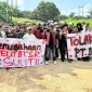 Aktivis Nusantara Tunas Bangsa menyampaikan tuntutan dalam aksi demonstrasi terhadap PT IIS Eko II di Kabupaten Pelalawan, Riau. (Dok. Foto Ho/RadarBangsa.co.id)