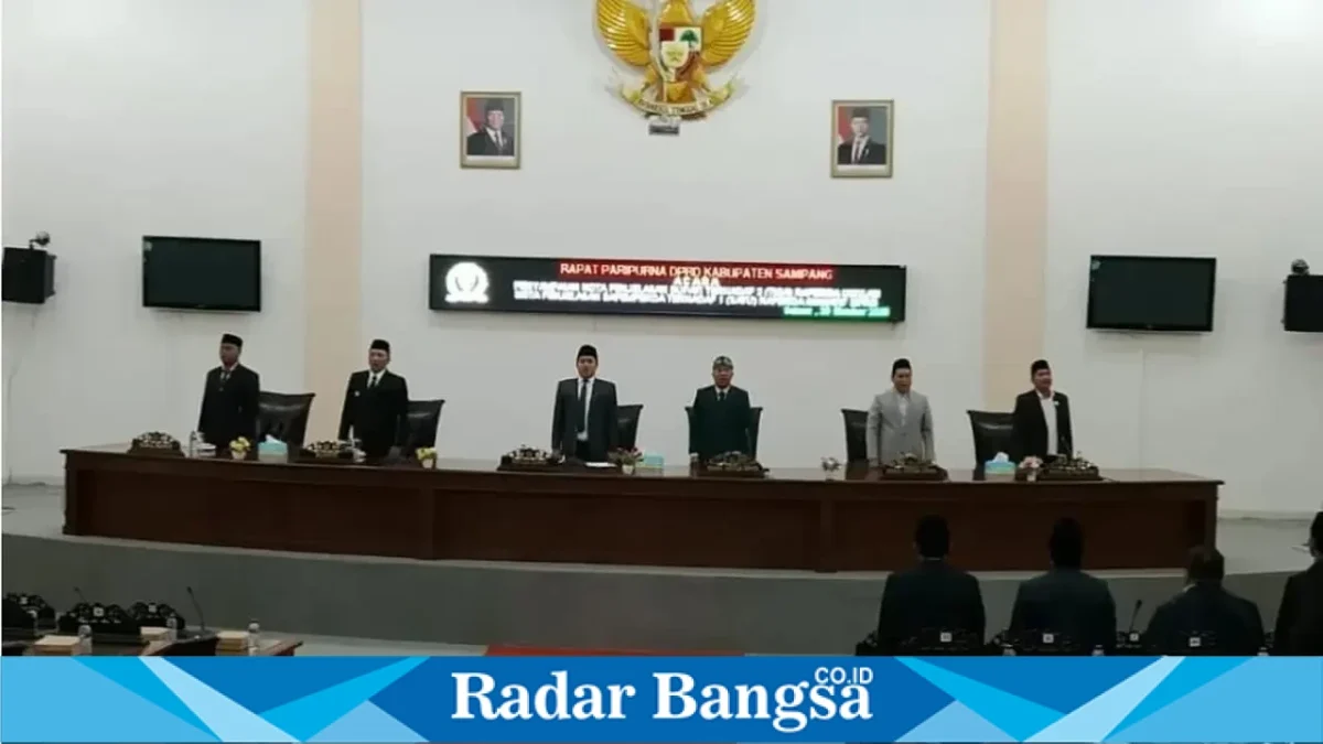 Rapat paripurna DPRD Kabupaten Sampang dengan agenda penyampaian nota penjelasan bupati terhadap tiga Raperda usulan pemerintah kabupaten dan satu Raperda inisiatif DPRD, Selasa (20/10/2026). (Dok. Ho/RadarBangsa.co.id)