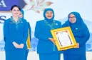 Gubernur Jawa Timur Khofifah Indar Parawansa bersama Ketua TP PKK Jatim Arumi Bachsin Emil Dardak dalam peringatan HKG PKK ke-54 dan Jambore Kader PKK Jawa Timur di Malang, Senin (26/10/2026). (Dok foto Ho/RadarBangsa.co.id)