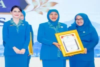 Gubernur Jawa Timur Khofifah Indar Parawansa bersama Ketua TP PKK Jatim Arumi Bachsin Emil Dardak dalam peringatan HKG PKK ke-54 dan Jambore Kader PKK Jawa Timur di Malang, Senin (26/10/2026). (Dok foto Ho/RadarBangsa.co.id)