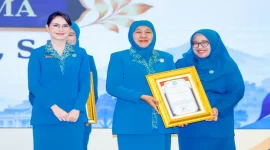 Gubernur Jawa Timur Khofifah Indar Parawansa bersama Ketua TP PKK Jatim Arumi Bachsin Emil Dardak dalam peringatan HKG PKK ke-54 dan Jambore Kader PKK Jawa Timur di Malang, Senin (26/10/2026). (Dok foto Ho/RadarBangsa.co.id)