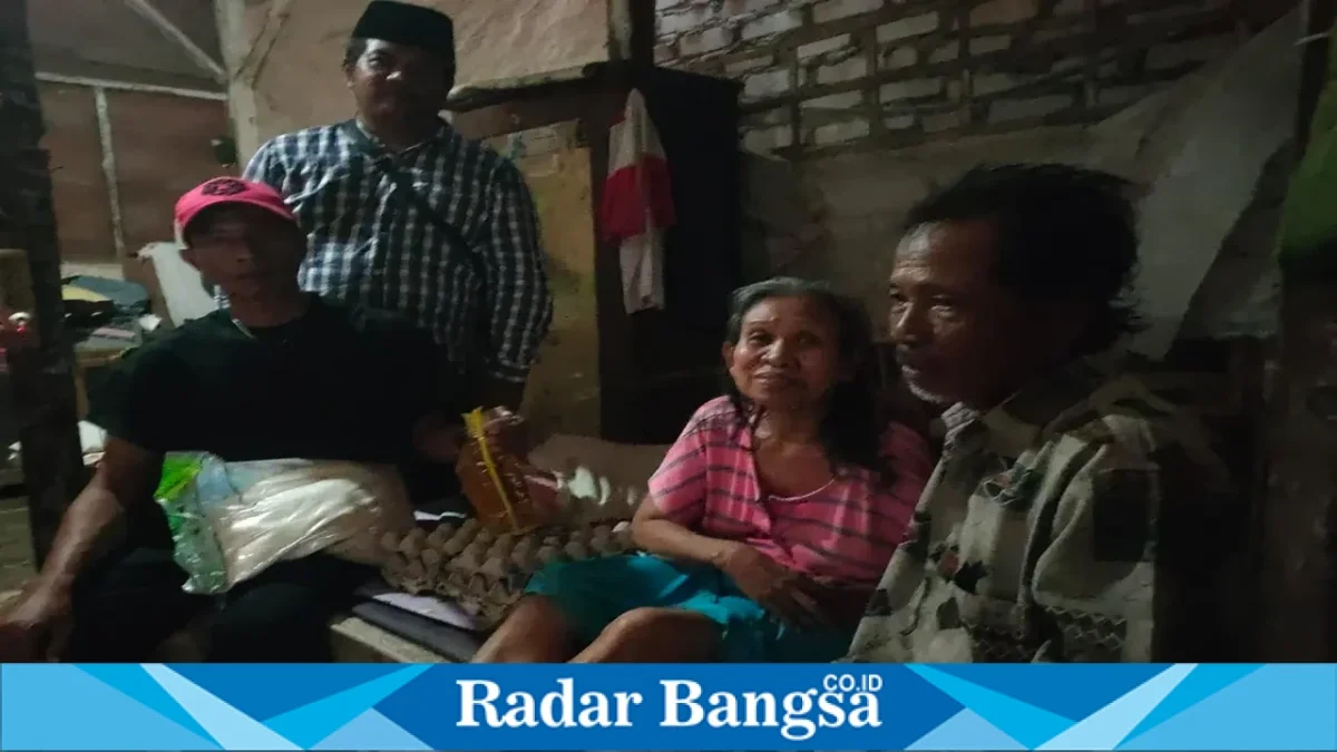 Aliansi Wartawan Sampang menyalurkan bantuan sembako kepada keluarga Buhari di Jalan Suhadak, Kelurahan Dalpenang, Kecamatan Sampang, Minggu (11/10/2026). (Dok. Ho/RadarBangsa.co.id)