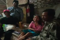 Aliansi Wartawan Sampang menyalurkan bantuan sembako kepada keluarga Buhari di Jalan Suhadak, Kelurahan Dalpenang, Kecamatan Sampang, Minggu (11/10/2026). (Dok. Ho/RadarBangsa.co.id)