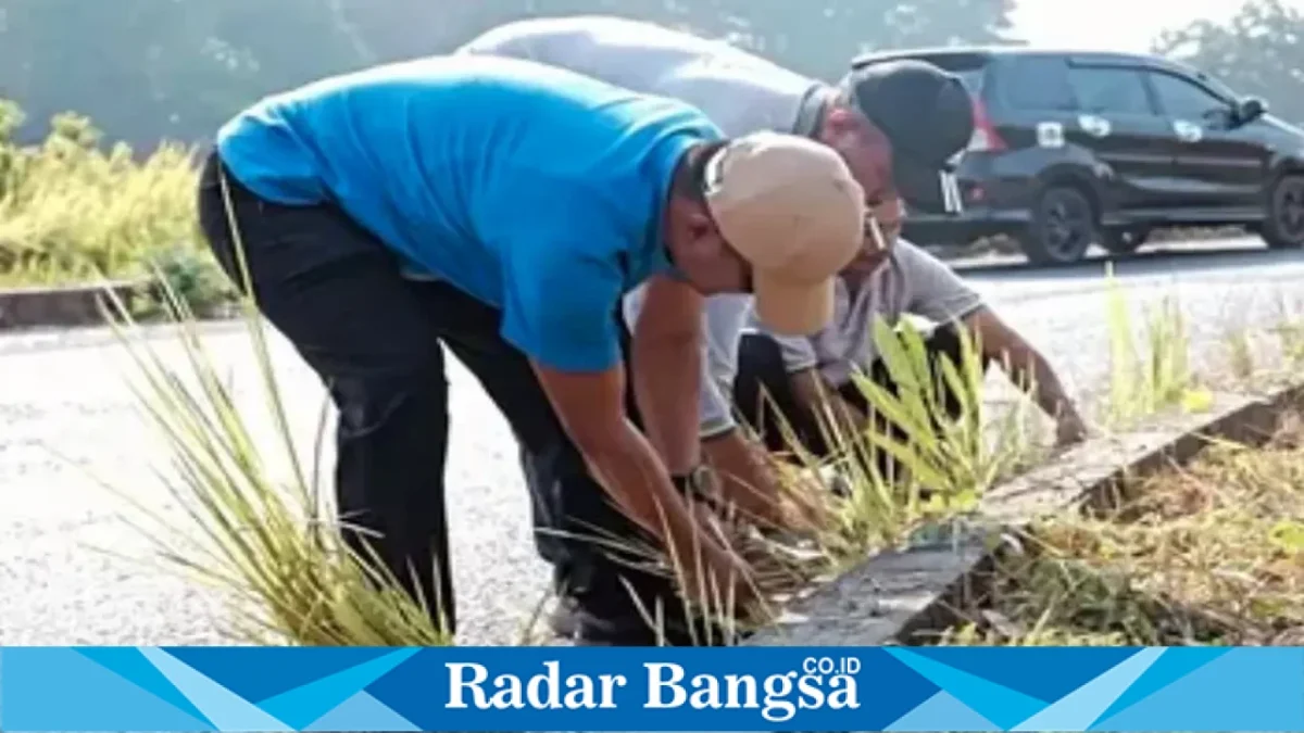 Bupati Bangkalan Lukman Hakim bersama ASN, masyarakat, dan pelajar melaksanakan kerja bakti serta penanaman pohon di kawasan Kinibalu, Desa Mlajah, Kecamatan Bangkalan, Jumat (16/10/2026). (Dok. Ho/RadarBangsa.co.id)