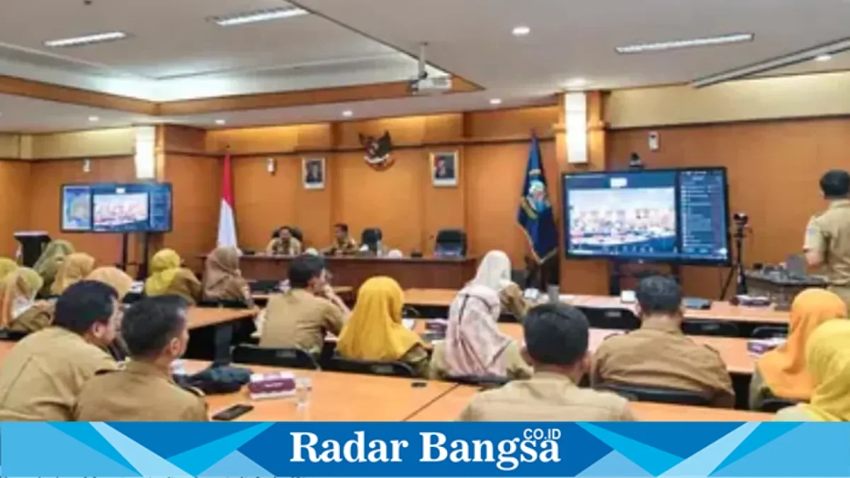 Bupati Bangkalan Lukman Hakim saat menghadiri Evaluasi Innovative Government Award Kabupaten Bangkalan Tahun 2026 di Aula Diponegoro, Senin (12/10/2026). (Dok. Ho/Pemkab Bangkalan)