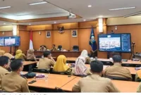 Bupati Bangkalan Lukman Hakim saat menghadiri Evaluasi Innovative Government Award Kabupaten Bangkalan Tahun 2026 di Aula Diponegoro, Senin (12/10/2026). (Dok. Ho/Pemkab Bangkalan)