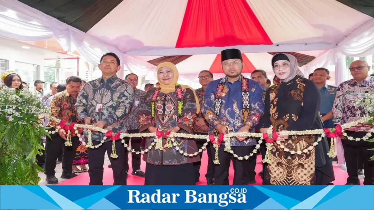 Gubernur Jawa Timur Khofifah Indar Parawansa saat meresmikan kantor cabang Bank Jatim di Balikpapan, Kalimantan Timur, Jumat (9/10/2026). (Dok. Ho/RadarBangsa.co.id)