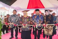 Gubernur Jawa Timur Khofifah Indar Parawansa saat meresmikan kantor cabang Bank Jatim di Balikpapan, Kalimantan Timur, Jumat (9/10/2026). (Dok. Ho/RadarBangsa.co.id)