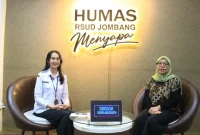 dr. Agustina Mufida, Sp.KFR, menjelaskan Bell’s Palsy dan perbedaannya dengan stroke dalam Podcast RSUD Jombang Menyapa. (Dok. Ho/RadarBangsa.co.id)