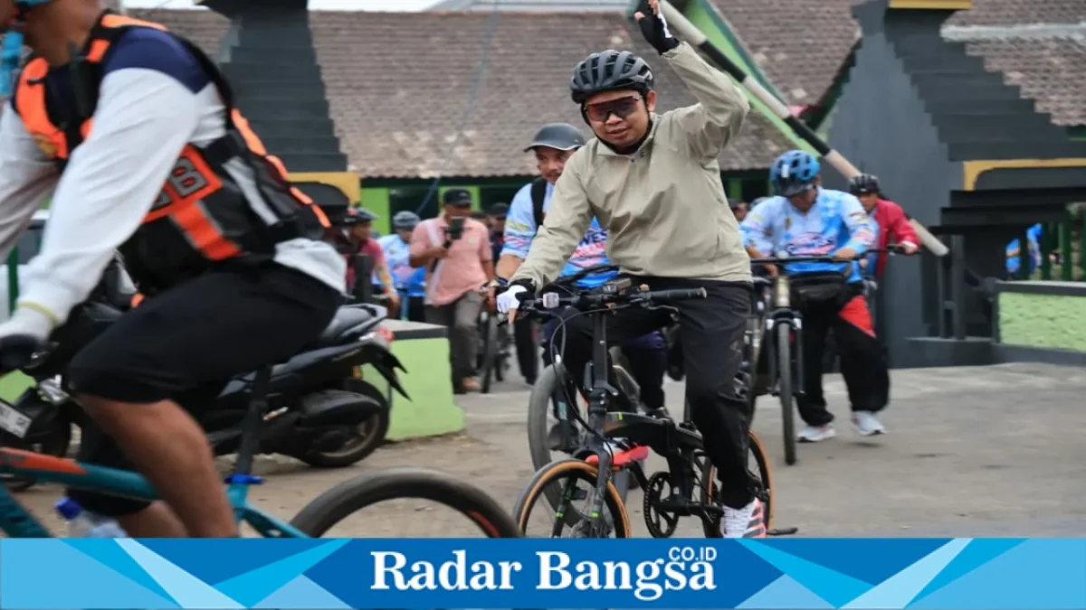 Bupati Jember Gus Fawait saat kegiatan gowes bersama menuju Pendopo Wahyawibawagraha, Senin (12/10/2026). (Dok. Ho/RadarBangsa.co.id)