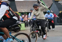 Bupati Jember Gus Fawait saat kegiatan gowes bersama menuju Pendopo Wahyawibawagraha, Senin (12/10/2026). (Dok. Ho/RadarBangsa.co.id)
