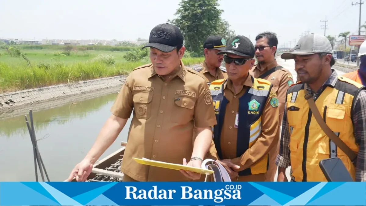 Bupati Sidoarjo Subandi saat meninjau progres betonisasi Jalan Kebonagung–Kemasan, Kecamatan Krian, Selasa (6/10/2026).