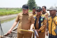 Bupati Sidoarjo Subandi saat meninjau progres betonisasi Jalan Kebonagung–Kemasan, Kecamatan Krian, Selasa (6/10/2026).