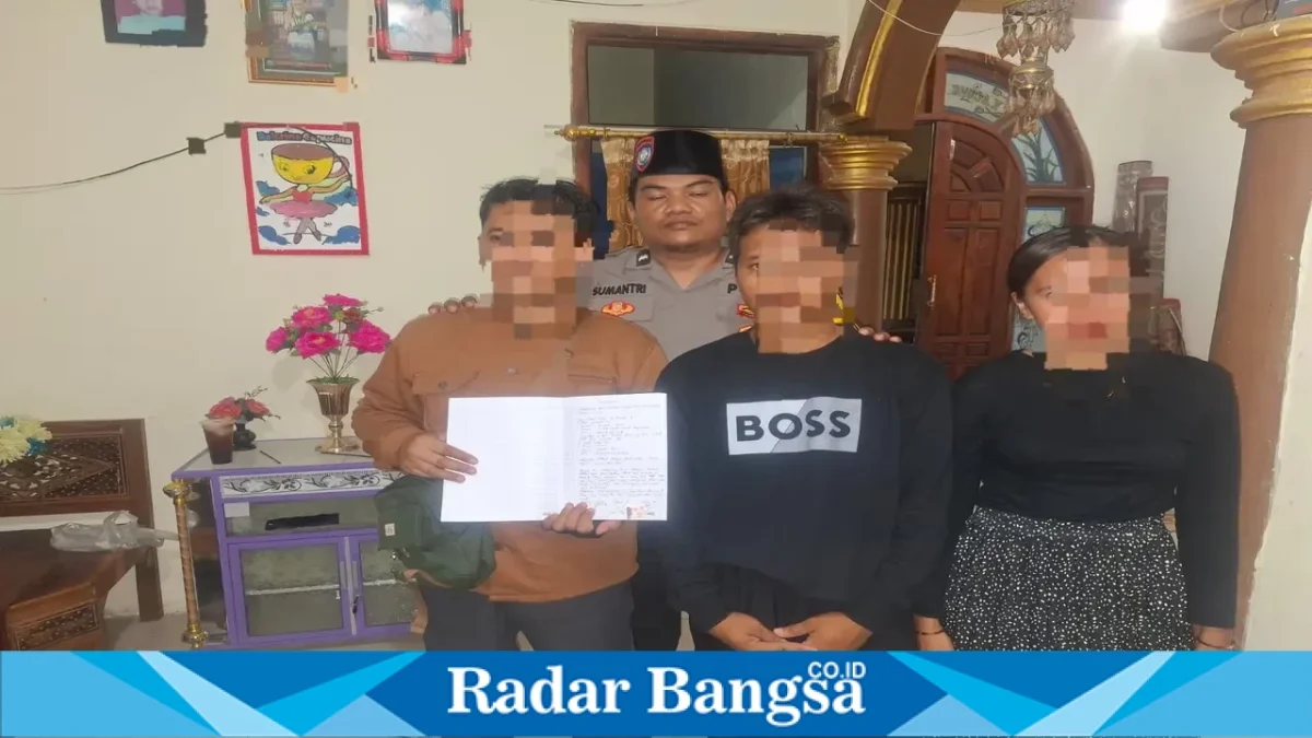 Bhabinkamtibmas Polsek Kembangbahu AIPDA Nanang Sumantri memfasilitasi penyelesaian perselisihan utang-piutang warga di Desa Sidomukti, Kabupaten Lamongan. (Foto: Dok. Ho/Polres Lamongan/RadarBangsa.co.id).