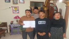 Bhabinkamtibmas Polsek Kembangbahu AIPDA Nanang Sumantri memfasilitasi penyelesaian perselisihan utang-piutang warga di Desa Sidomukti, Kabupaten Lamongan. (Foto: Dok. Ho/Polres Lamongan/RadarBangsa.co.id).