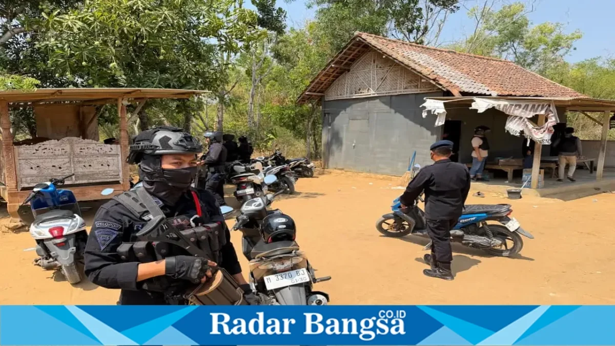 Petugas Satresnarkoba Polres Pamekasan mengamankan barang bukti dari bilik yang diduga digunakan untuk aktivitas narkoba di Desa Campor, Kecamatan Proppo, Rabu (30/9/2026). (Dok. Ho/RadarBangsa.co.id)
