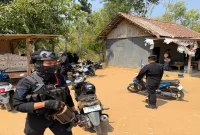 Petugas Satresnarkoba Polres Pamekasan mengamankan barang bukti dari bilik yang diduga digunakan untuk aktivitas narkoba di Desa Campor, Kecamatan Proppo, Rabu (30/9/2026). (Dok. Ho/RadarBangsa.co.id)