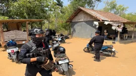 Petugas Satresnarkoba Polres Pamekasan mengamankan barang bukti dari bilik yang diduga digunakan untuk aktivitas narkoba di Desa Campor, Kecamatan Proppo, Rabu (30/9/2026). (Dok. Ho/RadarBangsa.co.id)