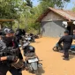 Petugas Satresnarkoba Polres Pamekasan mengamankan barang bukti dari bilik yang diduga digunakan untuk aktivitas narkoba di Desa Campor, Kecamatan Proppo, Rabu (30/9/2026). (Dok. Ho/RadarBangsa.co.id)