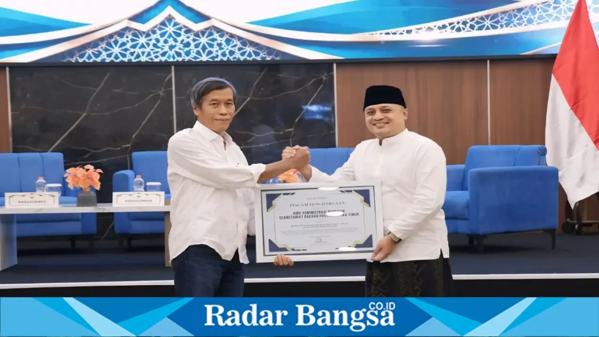 Kepala Biro Adpim Setda Provinsi Jawa Timur Pulung Chausar menerima penghargaan Mitra Strategis Penguatan Literasi Digital Santri dan Pesantren Berkelanjutan di Hotel Azana Style Jombang, Kamis (29/10/2026) malam. (Dok. Ho/RadarBangsa.co.id)